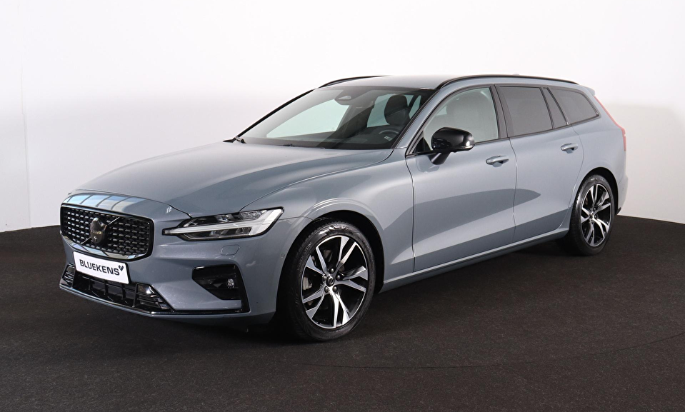Volvo V60 B3 Plus Dark - IntelliSafe Assist - 360º Camera - Harman Kardon audio - Adaptieve LED koplampen - Verwarmde voorstoelen, stuur & achterbank - Parkeersensoren voor & achter - Elektr. bedienb. voorstoelen met geheugen - Draadloze tel. lader - Standkachel - Inklapbare trekhaak - 18 inch LMV