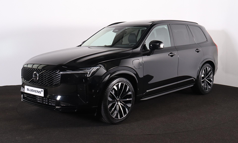 Volvo XC90 T8 Recharge AWD Ultra Dark - Luchtvering - Panorama/schuifdak - IntelliSafe Assist & Surround - 360º Camera - Bowers & Wilkins audio - Adaptieve LED koplampen - Verwarmde voorstoelen, stuur & achterbank - Parkeersensoren voor & achter - Elektr. bedienb. voorstoelen met geheugen - Geventileerde voorstoelen - Head up display - Draadloze tel. lader - Extra getint glas - Inklapbare trekhaak - 21' LMV