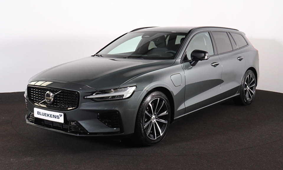 Volvo V60 T8 Recharge AWD Plus Dark - Panorama/schuifdak - IntelliSafe Assist & Surround - 360º Camera - Harman/Kardon audio - Verwarmde voorstoelen, stuur & achterbank - Parkeersensoren voor & achter - Elektr. bedienb. voorstoelen met geheugen - Head up display - Extra getint glas - Inklapbare trekhaak - 18' LMV