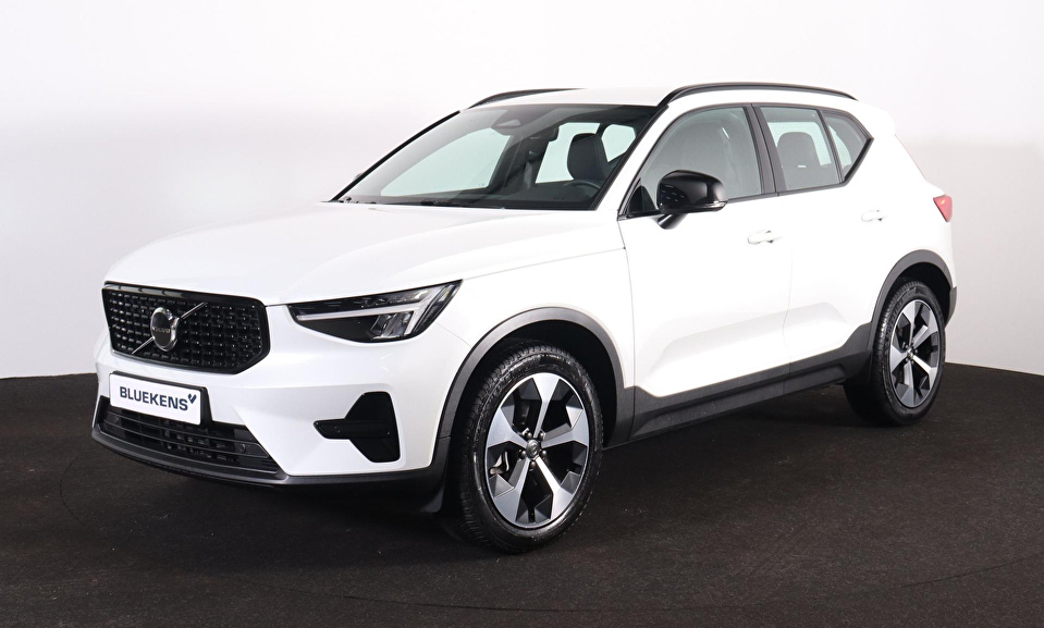 Volvo XC40 B4 Plus Dark - IntelliSafe Assist & Surround - Harman/Kardon audio - Parkeercamera achter - Verwarmde voorstoelen & stuur - Parkeersensoren voor & achter - Elektr. bedienb. voorstoelen met geheugen links - Draadloze tel. lader - Inklapbare trekhaak - 19' LMV