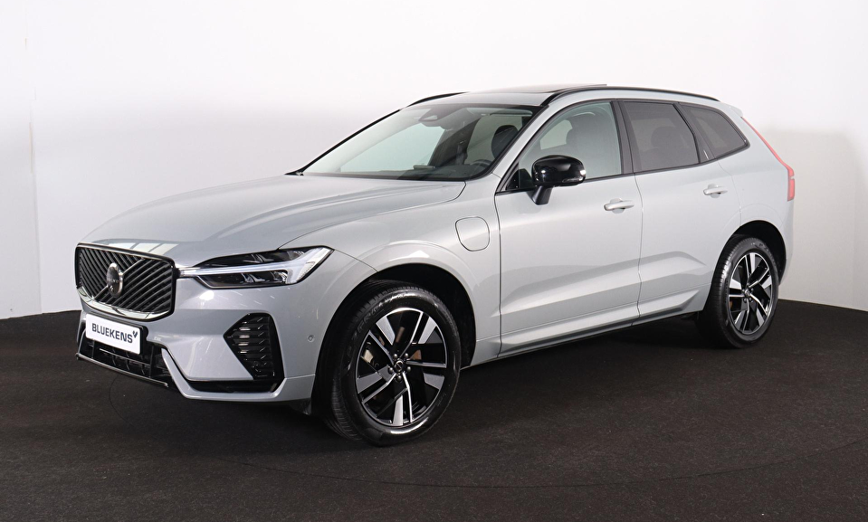 Volvo XC60 T6 Recharge AWD Plus Dark - Panorama/schuifdak - IntelliSafe Assist & Surround - 360º Camera - Harman/Kardon audio - Verwarmde voorstoelen, stuur & achterbank - Parkeersensoren voor & achter - Elektr. bedienb. voorstoelen met geheugen - Head up display - Draadloze tel. lader - Extra getint glas - Inklapbare trekhaak - 19' LMV
