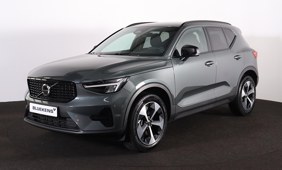 Volvo XC40 B4 Plus Dark - IntelliSafe Assist & Surround - Harman/Kardon audio - Parkeercamera achter - Verwarmde voorstoelen & stuur - Parkeersensoren voor & achter - Elektr. bedienb. voorstoelen met geheugen links - Draadloze tel. lader - Extra getint glas - Inklapbare trekhaak - 19' LMV